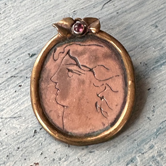 Santorini, Greece, artisan made etched silver pin with gold rim & red cabachon - Picture 4 of 13